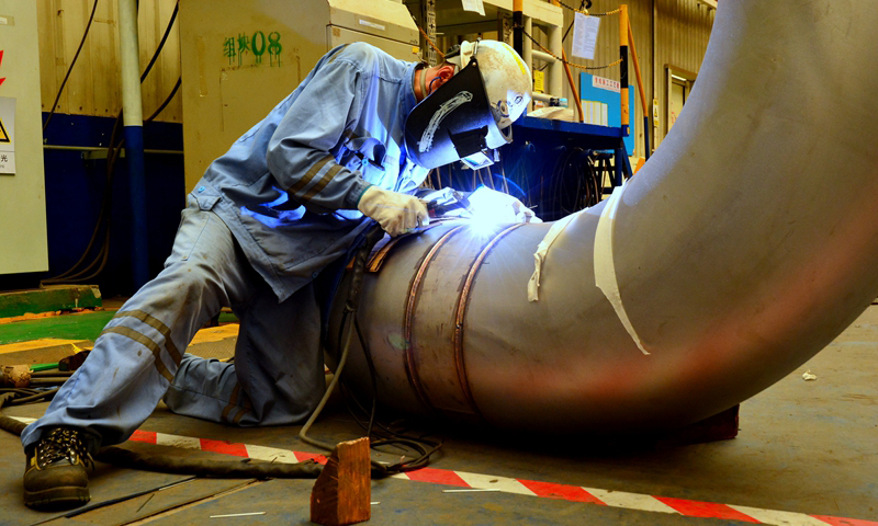 正值秋季生產高峰，海油工程建造事業部各生產建造場地共有10多個國內外大中型項目同時建造。圖為陵水項目板材下料作業區，施工作業人員正使用等離子進行板材下料切割工作。