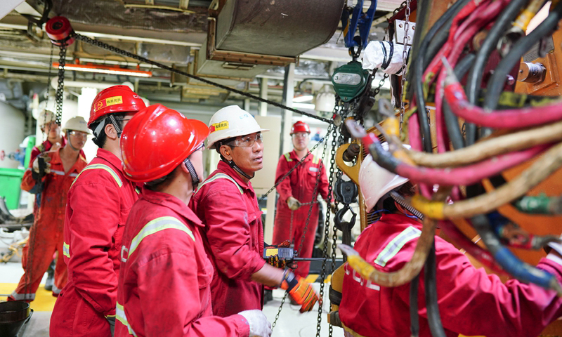 針對到來的秋季施工“黃金期”，海油工程不斷加大施工過程安全、質量風險管控力度，全力保證各項目安全、優質、高效地按計劃有序進展。圖為“海洋石油923”鉆井平臺正在LD21-2-A16H井位作業，吊運安裝柴油機。