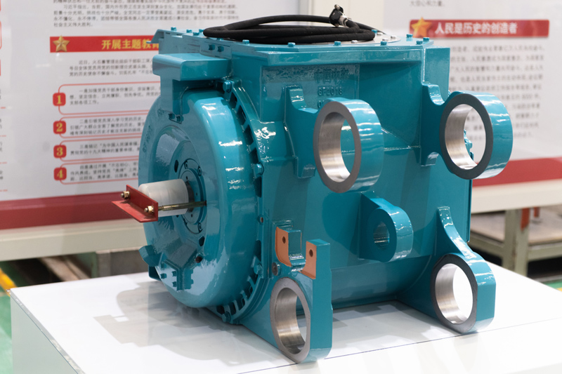 9月17日，中車株洲電機公司發布了時速400公里高速動車組用TQ-800永磁同步牽引電機。這標志著我國高鐵動力首次搭建起時速400公里速度等級的永磁牽引電機產品技術平臺，填補了國內技術空白，為我國軌道交通牽引傳動技術升級換代奠定了堅實基礎。圖為9月17日拍攝的時速400公里高速動車組用TQ-800永磁同步牽引電機。新華社發（陳思汗攝）
