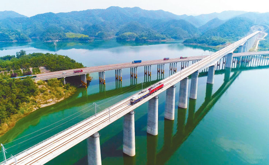 近日，由中國鐵建所屬鐵四院設(shè)計，中鐵十一局、中鐵十二局、中國鐵建大橋局、中鐵十五局、中鐵十七局、中國鐵建電氣化局等單位參建的漢十高鐵全線開始聯(lián)調(diào)聯(lián)試。該高鐵是武（漢）西（安）高鐵乃至我國中西部客運專線的重要組成部分，線路全長399公里，設(shè)計時速350公里。通車后，武漢到十堰的列車運行時間將比目前節(jié)省至少50%，全程最快只需1小時50分鐘。圖為檢測車通過十堰市丹江口庫區(qū)浪河特大橋。（營蒙蒙 攝）