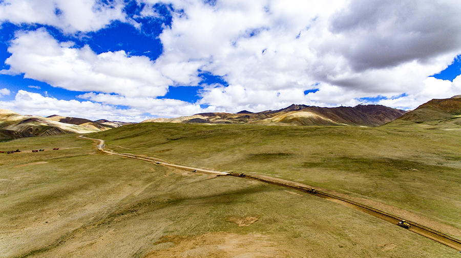9月3日，由中國(guó)鐵建所屬中鐵十一局一公司承建的西藏仲巴公路全線完工。仲巴公路全長(zhǎng)146.74公里，位于西藏日喀則市仲巴縣境內(nèi)，施工平均海拔 5000米以上。建設(shè)者克服高寒缺氧、交通閉塞、通信不暢、電力短缺等難題，提前7天完成建設(shè)任務(wù)，為通車奠定了基礎(chǔ)。圖為仲巴公路。（金偉 攝）