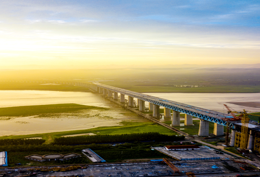 三門峽黃河公鐵兩用大橋南引橋公路連續(xù)梁全長296.154米，分為左右兩幅，共四聯(lián)。其中公路梁鋼筋總重量1283.2噸，混凝土澆筑總方量6259.6立方米。圖為正在建設(shè)中的蒙華鐵路三門峽黃河公鐵兩用大橋。