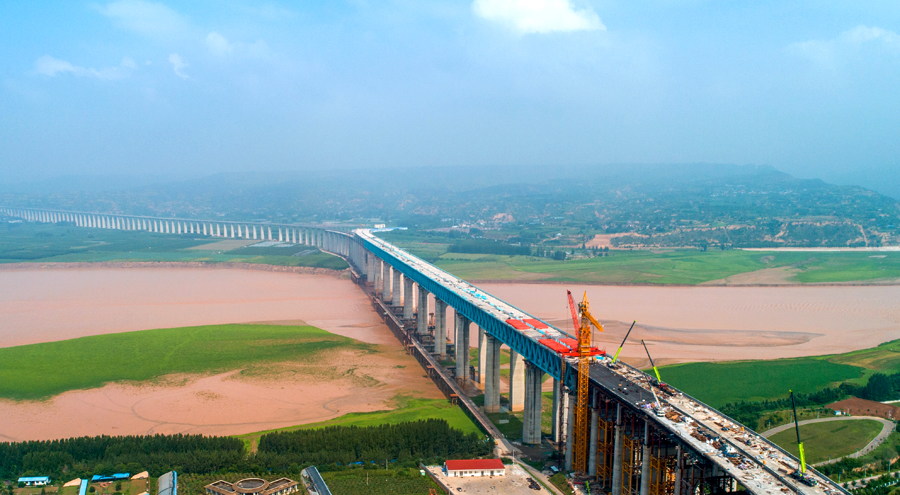 8月9日，由中國鐵建大橋局四公司施工的蒙華鐵路三門峽黃河公鐵兩用大橋南引橋公路連續(xù)梁右幅澆筑完成，標志著大橋鐵路梁、公路梁全部貫通。圖為正在建設(shè)中的蒙華鐵路三門峽黃河公鐵兩用大橋。