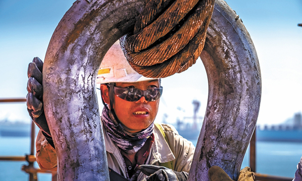 七月末青島的天氣，就像小孩子的臉，說變就變。剛剛還火傘高張，眨眼就雨下如注，30多攝氏度的“高溫暴擊”不見“退燒”，原本就高濕的海邊城市，也因為不斷“加水”猶如蒸鍋。人在戶外，兩三分鐘便汗濕衣衫。正在青島場地施工的建設者們更是飽受“洗禮”。圖為7月27日，在中國海油海油工程青島建造場地，員工們正在緊張進行設備管匯平臺的預制和組對工作。