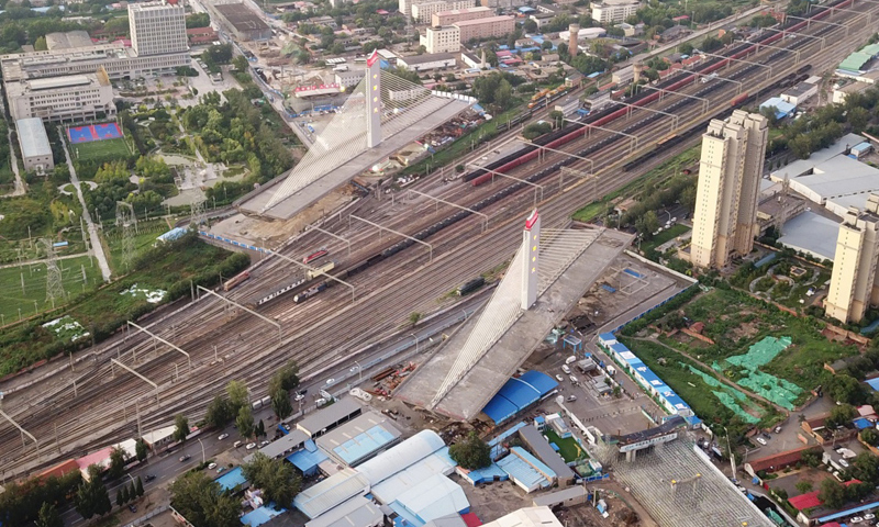 圖為7月29日，轉體前的保定市樂凱大街橫跨京廣鐵路大橋。（新華社記者 牟宇 攝）