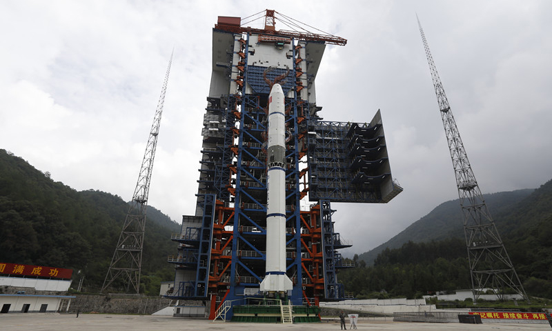 圖為長二丙火箭整裝待發(fā)。（石立群 攝）