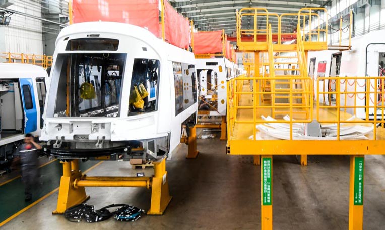 圖為7月25日在中車長春軌道客車股份有限公司拍攝的正在制造的以色列特拉維夫紅線輕軌列車。（新華社記者 王昊飛 攝）