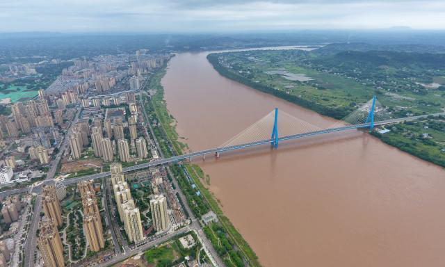 圖為7月23日，無人機(jī)拍攝的南溪仙源長江大橋。（新華社記者 劉坤 攝）