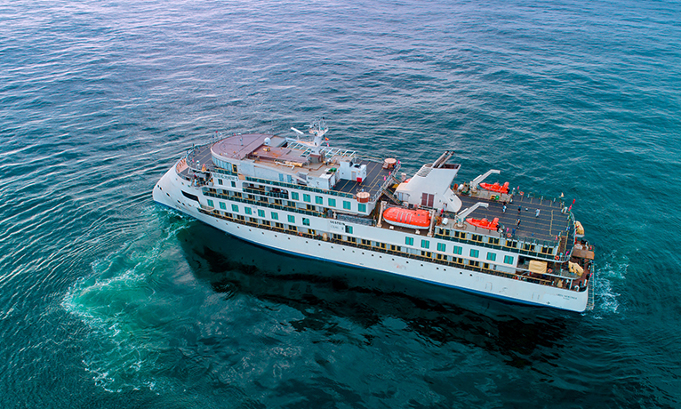 圖為招商極地探險郵輪1號船（CMHI-196-1）進行首側推性能實驗。