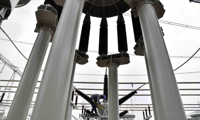 山東省棗莊1000千伏特高壓交流輸變電工程是國家重點項目“濰坊－臨沂－棗莊－菏澤－石家莊”1000千伏特高壓交流輸變電工程的重要組成部分，目前正在緊張建設中。圖為7月11日，工作人員在棗莊1000千伏特高壓變電站作業。（新華社記者 郭緒雷 攝）