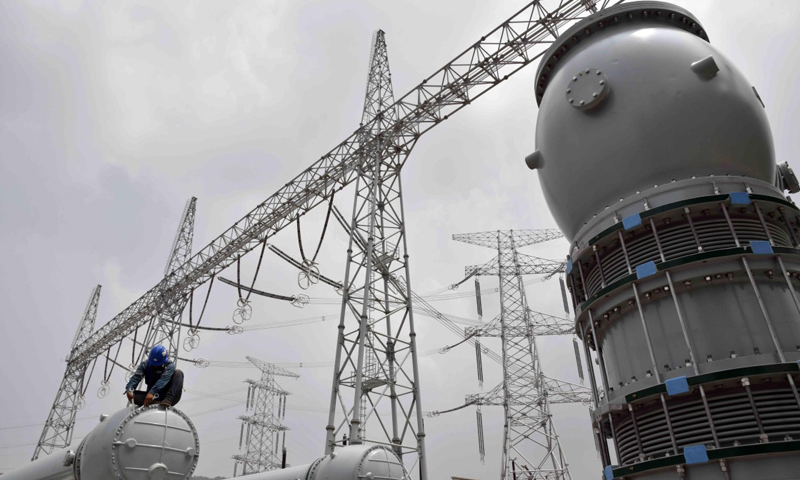 該工程全面采用我國自主開發的特高壓交流輸電技術和裝備，建成后將有效緩解山東用電緊張局面。圖為7月11日，工作人員在棗莊1000千伏特高壓變電站作業。（新華社記者 郭緒雷 攝）