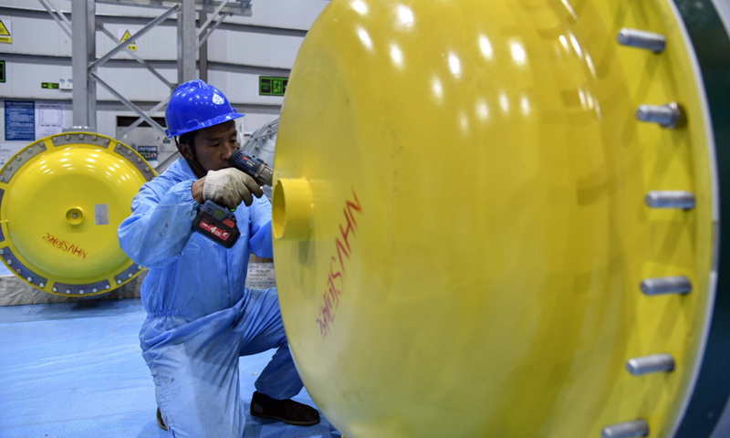 圖為7月11日，工作人員在棗莊1000千伏特高壓變電站作業。（新華社記者 郭緒雷 攝）