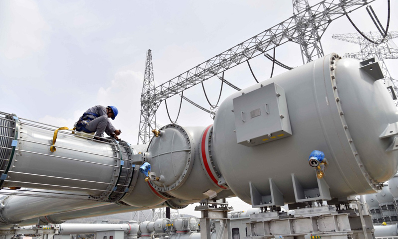 圖為7月11日，工作人員在棗莊1000千伏特高壓變電站作業。（新華社記者 郭緒雷 攝）