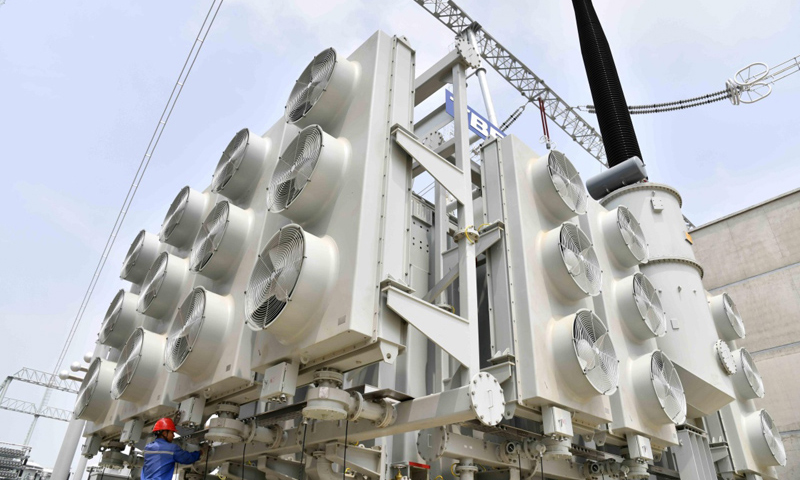 圖為7月11日，工作人員在棗莊1000千伏特高壓變電站作業。（新華社記者 郭緒雷 攝）