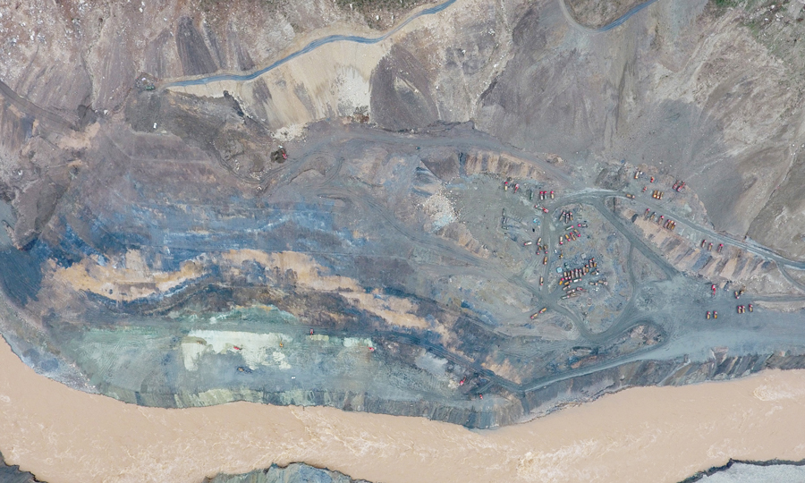 自6月2日開工以來，該局490多名干部職工堅守工作崗位，在川西高原晝夜鏖戰(zhàn)40天，成功將左岸殘體開挖至2915高程，彰顯了央企力量，創(chuàng)造了安能速度。圖為7月12日，無人機航拍的施工現(xiàn)場。