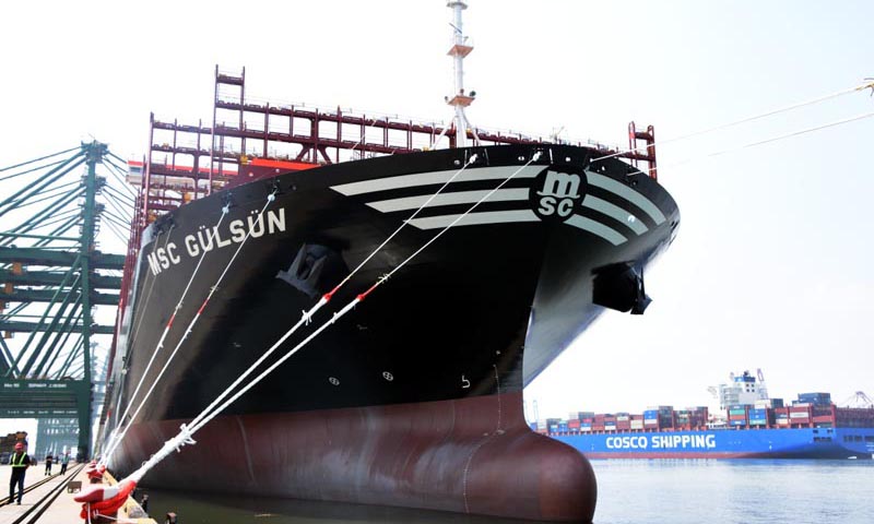 7月8日，世界載箱量最大的集裝箱船舶“地中海古爾松”輪在天津港正式開啟首航之旅。這艘剛剛于7月4日下水的海上巨輪，在天津港完成3000余標(biāo)準(zhǔn)箱的外貿(mào)出口作業(yè)后，將途經(jīng)多個港口，前往西北歐地區(qū)。圖為7月8日，“地中海古爾松”輪停泊在天津港太平洋國際集裝箱碼頭。（新華社記者 張宇琪 攝）