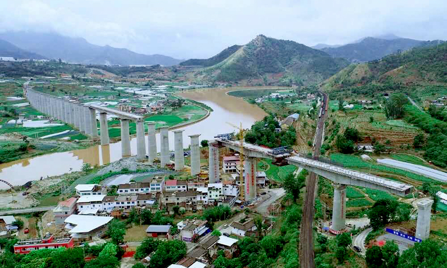 日前，隨著近萬噸重的混凝土轉(zhuǎn)體橋逆時針緩緩轉(zhuǎn)動43度，新成昆鐵路沙壩安寧河特大橋成功上跨已經(jīng)安全運行了50年的老成昆鐵路。在彝族人民的母親河安寧河畔，新、老成昆鐵路實現(xiàn)了交匯，我國西南地區(qū)最高的鐵路轉(zhuǎn)體橋新成昆鐵路沙壩安寧河特大橋轉(zhuǎn)體成功。圖為大橋轉(zhuǎn)體完成。