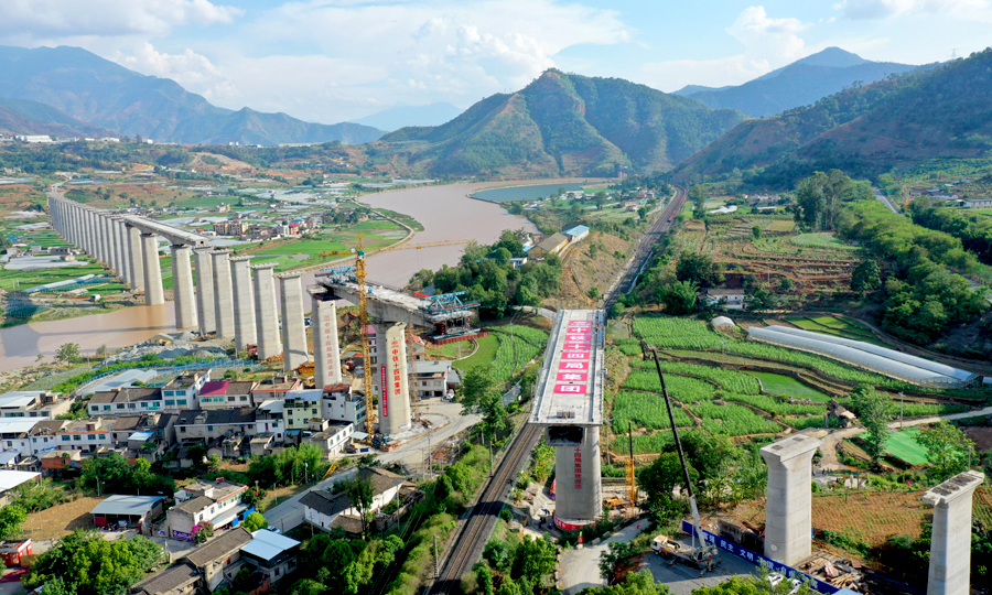 全長1738米的沙壩安寧河特大橋是新成昆鐵路峨米段的重點控制性工程。大橋兩端分別連接以“昔格達組”地形為主的高風(fēng)險隧道楊家灣隧道和肖家壩隧道。大橋在跨越了水流湍急的安寧河之后，又接連跨過老成昆鐵路和京昆高速公路。圖為大橋轉(zhuǎn)體中。