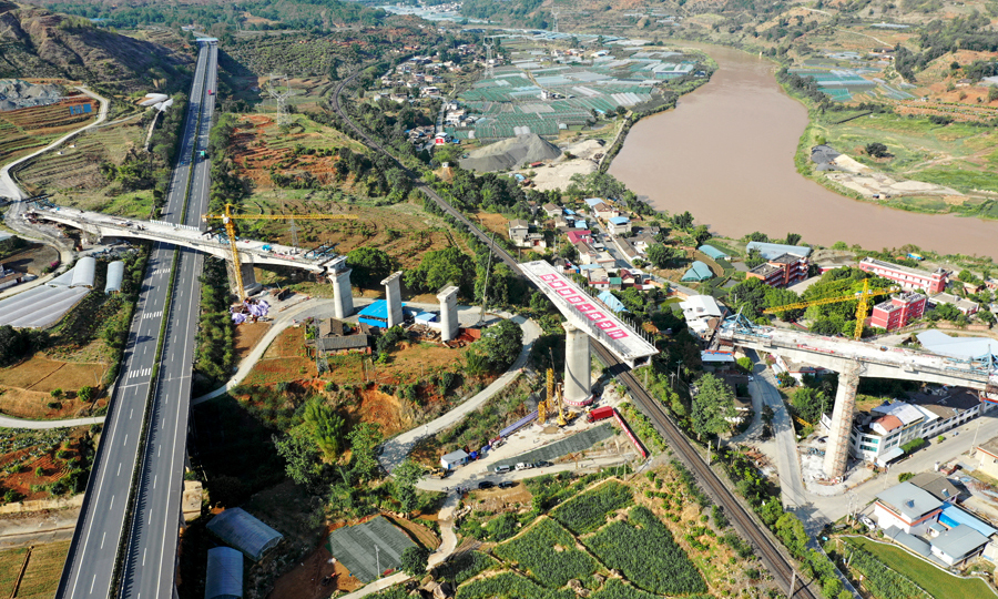 據(jù)了解，經(jīng)過近3年時間的建設(shè)，新成昆鐵路峨米段建設(shè)正進入攻堅階段。鐵路建成后，將有效緩解老成昆鐵路的運輸壓力，從成都到昆明，將可開行高速列車，兩地的火車通行時間，也將由過去的20個小時，縮減到6小時左右。圖為大橋轉(zhuǎn)體中。