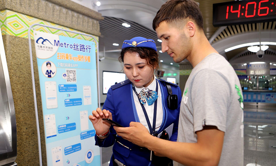 由中鐵十四局承擔的全線弱電機電二標安裝工程，采用了無線綜合承載方案，將原先的列車通信自動控制、車載乘客信息、車載視頻監控以及車輛狀態信息監控等子系統進行了綜合承載，其傳輸數據的快捷精確、高穩定性以及高帶寬所帶來的便利智能，已成為地鐵施工領域的風向標。圖為車站引導員指導乘客購票。
