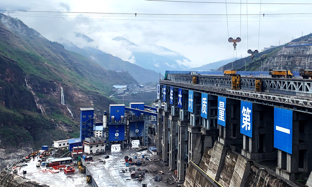 白鶴灘水電站位于四川省寧南縣和云南省巧家縣境內(nèi)，電站裝機(jī)16臺100萬千瓦總計(jì)1600萬千瓦水輪發(fā)電機(jī)組，東方電氣承接了白鶴灘水電站左岸電站全部8臺套水輪發(fā)電機(jī)組及其附屬設(shè)備的研發(fā)和制造。（國務(wù)院國資委網(wǎng)站 馬語謙 攝）