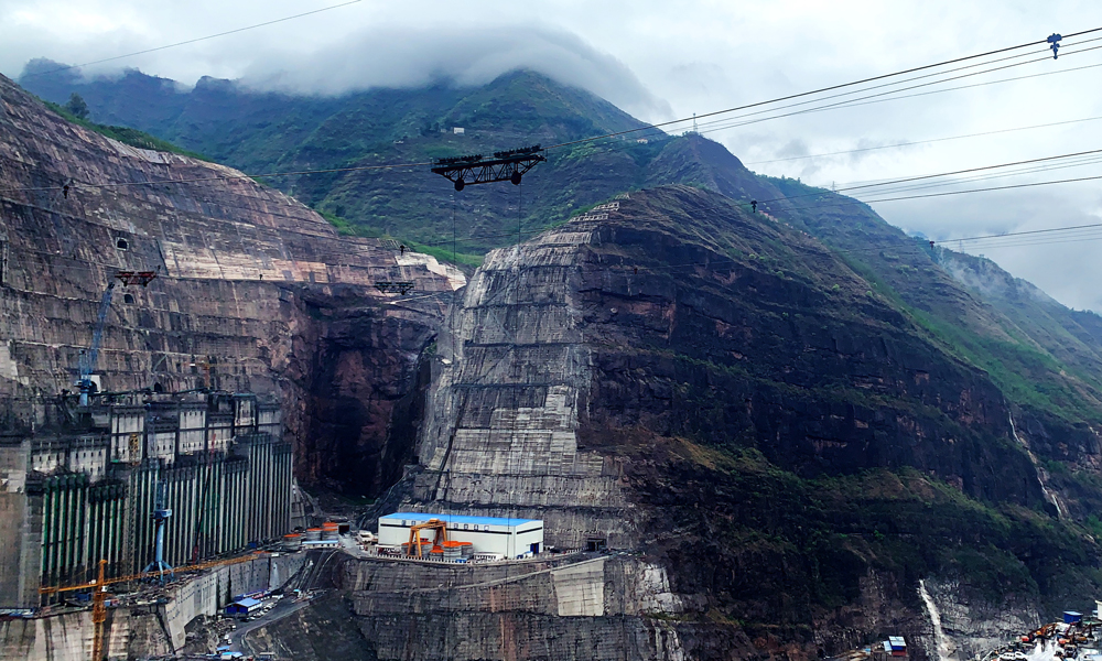 目前，全球在建裝機(jī)規(guī)模最大水電站——白鶴灘水電站正加緊建設(shè)。圖為6月26日拍攝的白鶴灘水電站建設(shè)工地。（國務(wù)院國資委網(wǎng)站 馬語謙 攝）