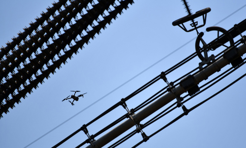 圖為6月24日，電力工人操作的無人機(jī)正在進(jìn)行巡檢工作。（新華社記者 李然 攝）