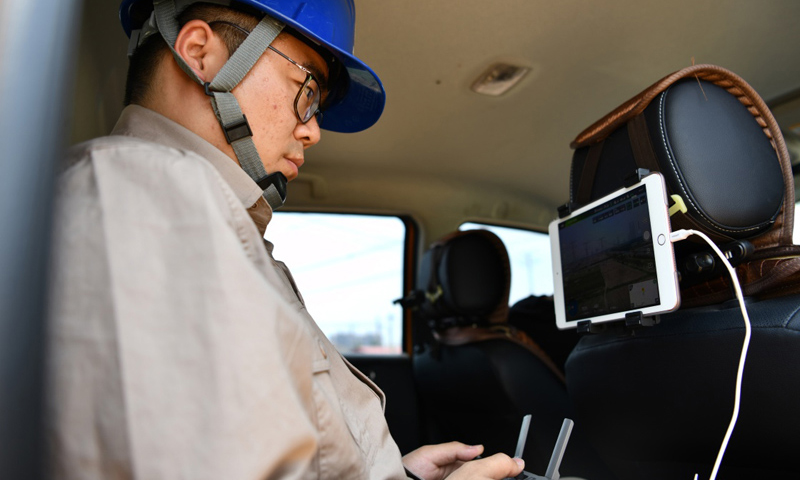 圖為6月24日，電力工人操作無人機(jī)進(jìn)行巡檢工作。（新華社記者 李然 攝）