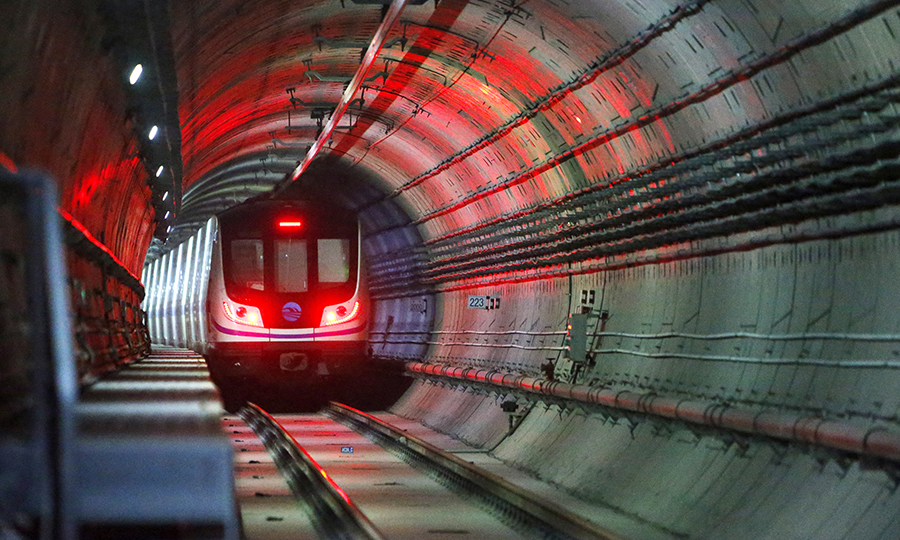 6月23日，隨著列車穿越黃河，標志著由中國鐵建所屬中鐵十四局參建的蘭州軌道交通1號線全線開通試運營，這是甘肅省首條地鐵，也是國內首條穿越黃河的地鐵線路。圖為地鐵穿越黃河隧道。（范成濤 攝）