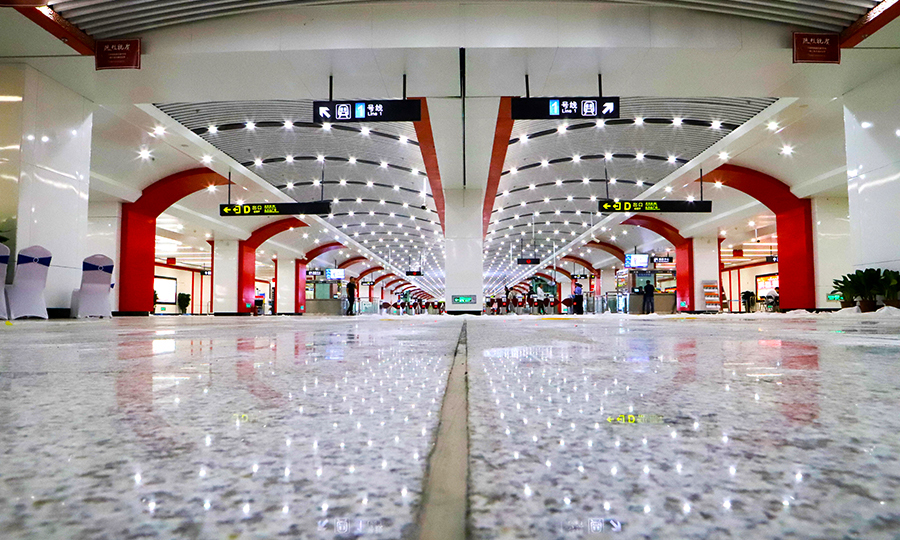 蘭州市軌道交通1號線一期工程東起城關區東崗站，西至西固區陳官營站，東西橫貫蘭州市主城區，全線長約25.9公里，共設20座車站。圖為亞洲第三大車站——東方紅站。