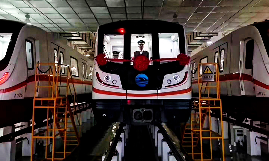 該工程四次下穿黃河上游蘭州段主河道，分別位于深安大橋南站至蘭州城市學院（省科技館）站、蘭州海關站至馬灘站兩個區間，地處七里河斷陷盆地內，這種地層具有高滲透性和大孔隙等特征，不但穩定性差，而且含有大塊的硬質漂石，對施工是極為嚴峻的考驗。圖為待發的列車。（范成濤 攝）