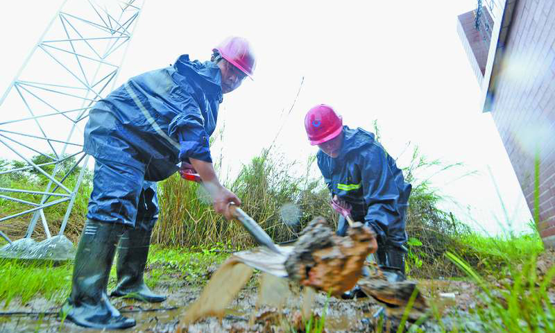 圖為6月13日下午，中國(guó)海油所屬氣電集團(tuán)巡線(xiàn)員在橫門(mén)閥室外緊急挖出一條排水溝，疏導(dǎo)雨水，保護(hù)粵港澳大灣區(qū)天然氣主動(dòng)脈。