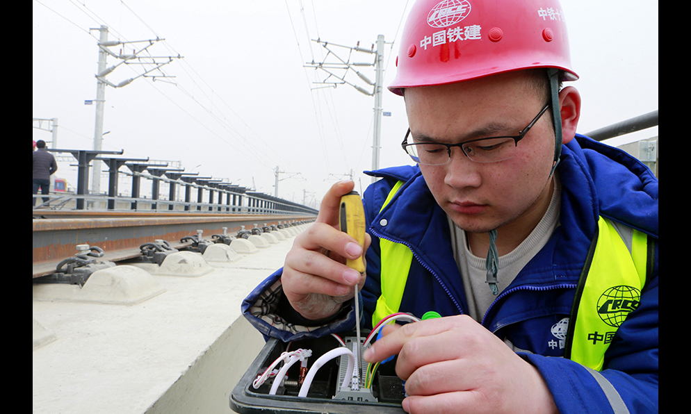 信號系統(tǒng)是列車運(yùn)行安全的重要保障，是整條地鐵的“神經(jīng)中樞”。新機(jī)場線為實(shí)現(xiàn)無人駕駛、列車自動喚醒、檢測、休眠等功能，對信號系統(tǒng)的安裝工程提出了更高的要求，該公司堅持“首件定標(biāo)、樣板工程”的理念，嚴(yán)格推行標(biāo)準(zhǔn)化施工工藝，保證了高品質(zhì)施工質(zhì)量。圖為技術(shù)人員認(rèn)真檢查線路。
