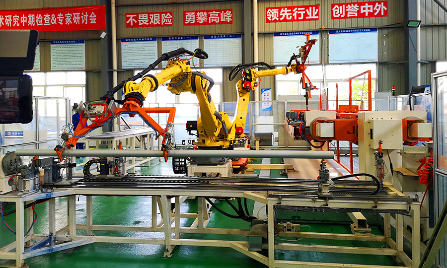 接觸網(wǎng)腕臂預(yù)配是高速鐵路接觸網(wǎng)施工關(guān)鍵工序，存在施工機(jī)械化普及率低、人工預(yù)配誤差不受控等特點(diǎn)。為提升施工精度，中鐵十一局與鐵四院于2018年組建聯(lián)合攻關(guān)小組，目前已取得接觸網(wǎng)建造“大數(shù)據(jù)中心”、智能數(shù)控預(yù)配中心、生產(chǎn)線智能控制系統(tǒng)等系列成果。圖為智能化腕臂預(yù)配車間。