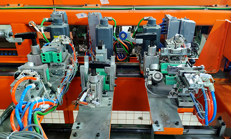 此外，腕臂均帶有唯一二維碼“身份證”，實(shí)現(xiàn)可追溯、全生命周期信息化管理。據(jù)綜合測(cè)算，智能化生產(chǎn)線的產(chǎn)能為人工預(yù)配的5倍，單套腕臂預(yù)配成本卻僅為人工預(yù)配的一半。圖為卡件固定。