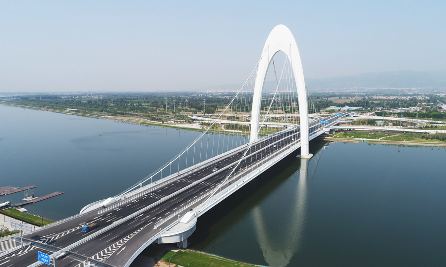 6月9日，中國(guó)化學(xué)工程參與建設(shè)的通達(dá)橋正式建成通車。這座太原的“民生橋”全長(zhǎng)3公里，突出亮點(diǎn)在于“拱塔單塔自錨式懸索橋”的設(shè)計(jì)理念，懸索橋錨管的定位要求誤差不超過(guò)一個(gè)指甲蓋大小。據(jù)悉，通達(dá)橋是連接今年即將舉辦的第二屆全國(guó)青年運(yùn)動(dòng)會(huì)水上運(yùn)動(dòng)、沙灘排球等項(xiàng)目及場(chǎng)館的主要通道，被譽(yù)為“時(shí)代之門”。通達(dá)橋的建成通車既緩解了交通擁堵，又為群眾通行節(jié)約時(shí)間。