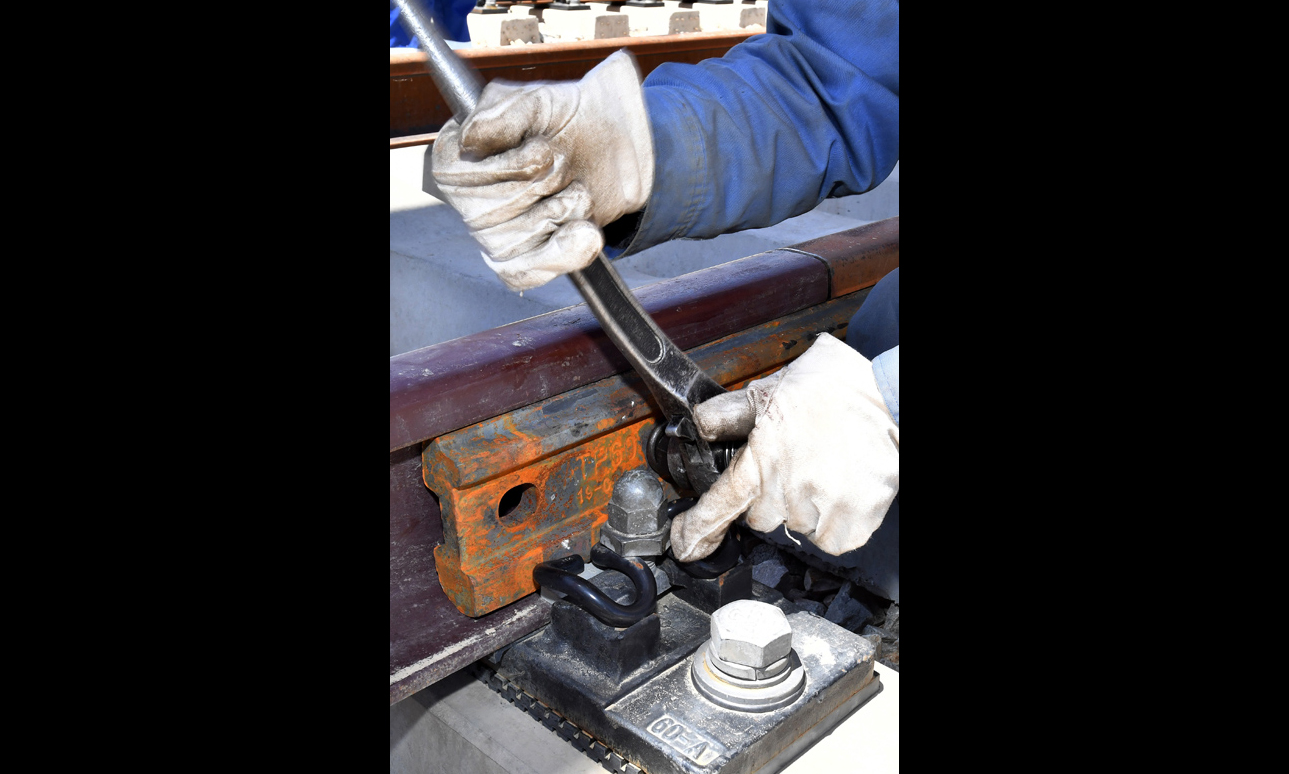 圖為6月6日，負責(zé)鋪軌的中鐵十一局集團的建設(shè)者在現(xiàn)場作業(yè)。（新華社記者 覺果 攝）