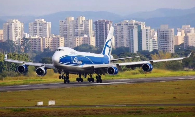 日前，巴西與中國合作生產(chǎn)的地球資源衛(wèi)星04A星從巴西啟程，用飛機(jī)運(yùn)往中國。這顆地球資源衛(wèi)星制造研發(fā)用了4年時(shí)間，中方研制工作由中國航天科技集團(tuán)有限公司抓總。按計(jì)劃，中巴地球資源衛(wèi)星04A星將于今年發(fā)射。預(yù)計(jì)在軌運(yùn)行時(shí)間最少5年。