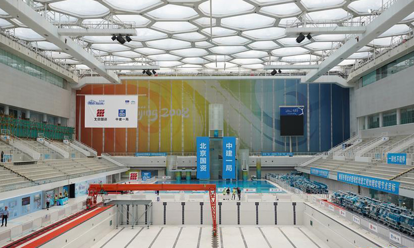 6月2日，國家游泳中心舉辦國企開放日主題活動，媒體和社會公眾來到正在進(jìn)行冬奧工程改造的國家游泳中心，探秘“水立方”轉(zhuǎn)“冰立方”的施工方案，在“水立方”里體驗(yàn)冰上項(xiàng)目的樂趣。 圖為6月2日，市民在改造中的國家游泳中心內(nèi)參觀。（新華社記者 鞠煥宗 攝）