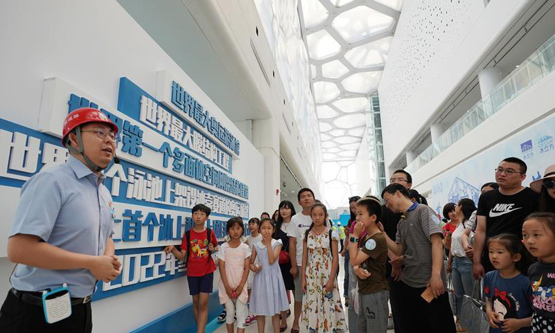 圖為　6月2日，中建一局的一名工作人員向參觀的市民介紹“水立方”轉(zhuǎn)“冰立方”施工情況。（新華社記者 鞠煥宗 攝）