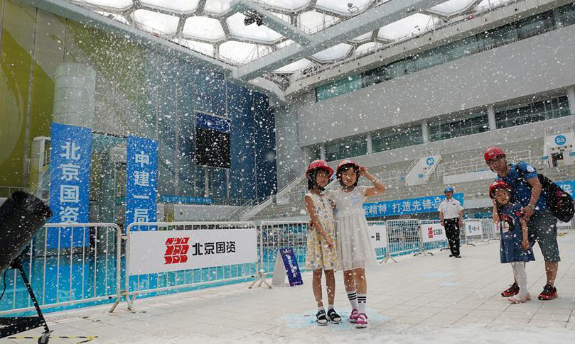 圖為6月2日，幾位市民在改造中的國家游泳中心內(nèi)合影留念。（新華社記者 鞠煥宗 攝）