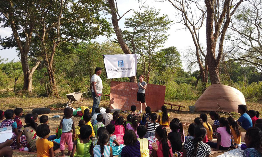 “夢(mèng)想建造團(tuán)隊(duì)”為當(dāng)?shù)貎和_(kāi)展中英文課堂教學(xué)。