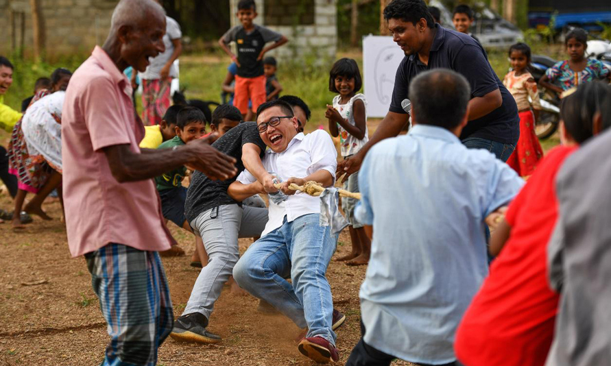 在新年聯(lián)歡上，胥超的項(xiàng)目團(tuán)隊(duì)和當(dāng)?shù)厝嘶旌辖M隊(duì)進(jìn)行拔河比賽。