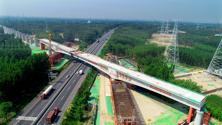 該工程有兩個創(chuàng)新點，一個是采用墩頂不平衡轉(zhuǎn)體，另一個是滑道拖拉系統(tǒng)。目前國內(nèi)常規(guī)轉(zhuǎn)體中，轉(zhuǎn)動球鉸均埋在平臺底部，轉(zhuǎn)動時連平臺中心梁體一起轉(zhuǎn)，而此次球鉸埋在橋墩頂部，轉(zhuǎn)動時只轉(zhuǎn)動梁部，大致可縮短兩個月工期。圖為轉(zhuǎn)體進(jìn)行中。