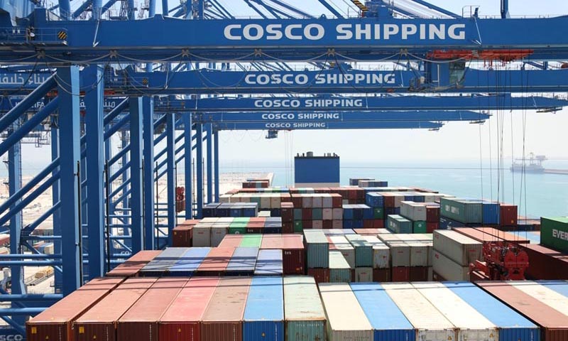 圖為5月25日，在阿聯(lián)酋阿布扎比哈里發(fā)港，“中遠海運太陽輪”在阿布扎比碼頭現(xiàn)場作業(yè)。（新華社記者 蘇小坡 攝）