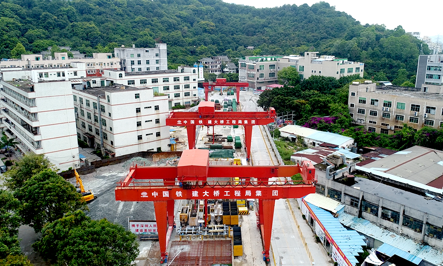 日前，深圳地鐵6號(hào)線羊臺(tái)山隧道雙線貫通，標(biāo)志著中國(guó)鐵建大橋局二公司成功攻克國(guó)內(nèi)地鐵TBM施工“第一硬”隧道施工難題。圖為羊臺(tái)山隧道入口的施工現(xiàn)場(chǎng)。