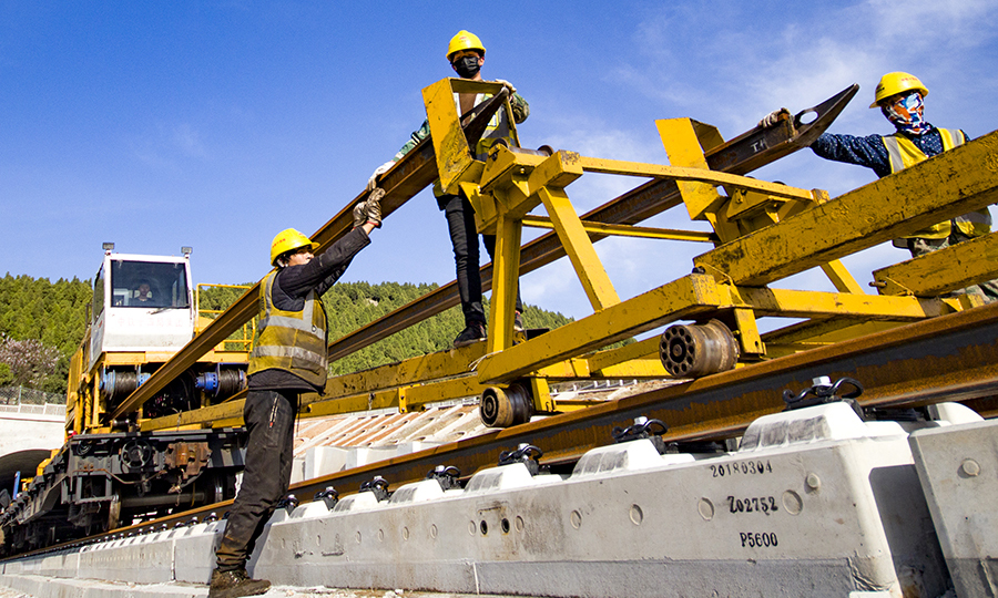魯南高鐵東起日照，與青連鐵路日照西站接軌，向西經(jīng)臨沂、曲阜、濟(jì)寧、菏澤，與鄭徐客運(yùn)專線蘭考南站接軌，全長(zhǎng)494公里，設(shè)計(jì)時(shí)速350公里，是山東省“三橫五縱”高速鐵路網(wǎng)的重要組成部分和國家“八縱八橫”高速鐵路網(wǎng)的重要連接通道。圖為中鐵十四局工人進(jìn)行鋪軌作業(yè)。