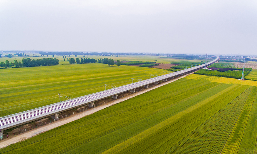 5月17日，鄭州高鐵南站，隨著一孔長32.6米、重356.3噸的箱梁成功落到橋墩上，標志著由中國鐵建所屬中鐵十一局、中鐵十八局、中鐵十九局等單位參建的鄭（州）阜（陽）高鐵全線貫通。圖為中國鐵建所屬中鐵十一局承建的鄭阜鐵路鄭許特大橋。（金偉 攝）