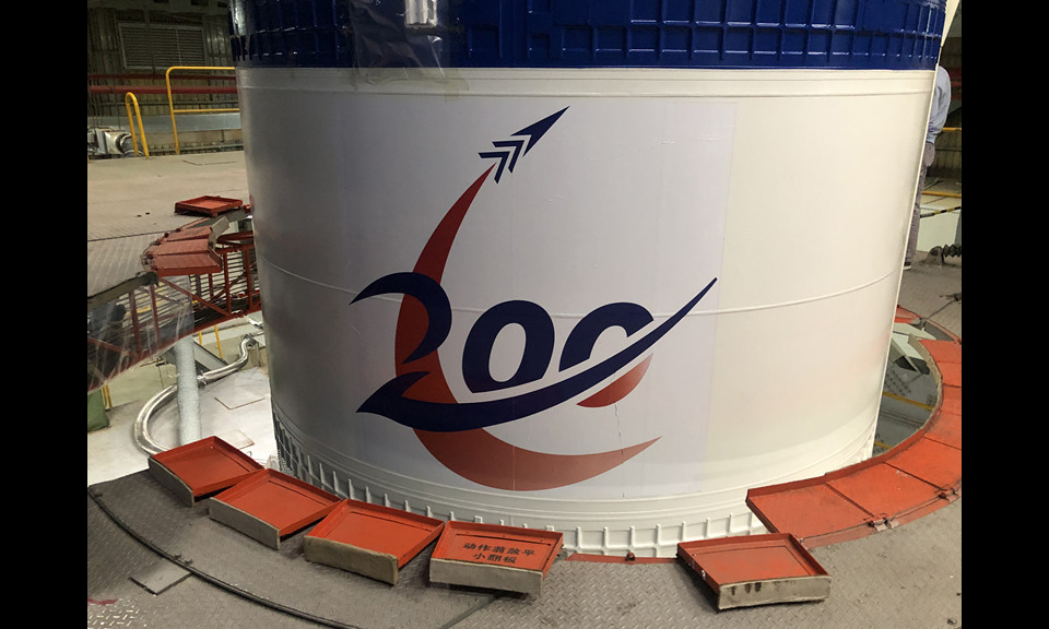 圖為長征三號丙運載火箭吊裝現場。