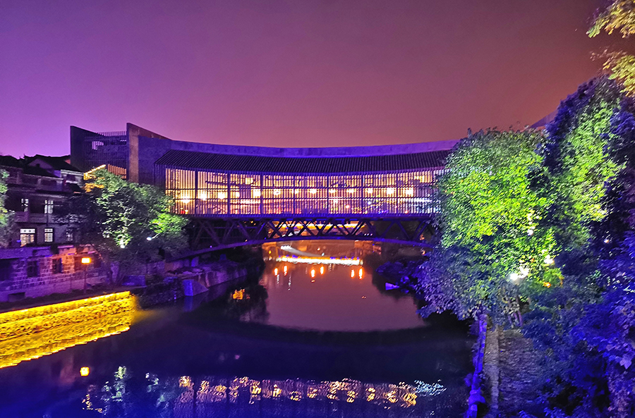 該項(xiàng)目順利落成將有效填補(bǔ)我國(guó)在該領(lǐng)域的施工空白，為今后同類型施工提供寶貴經(jīng)驗(yàn)。截至目前，吉首美術(shù)館橋已獲新加坡室內(nèi)設(shè)計(jì)大獎(jiǎng)?wù)褂[類金獎(jiǎng)、第十二屆中國(guó)國(guó)際室內(nèi)設(shè)計(jì)雙年展銀獎(jiǎng)、全球華人金創(chuàng)獎(jiǎng)（臺(tái)北）等3項(xiàng)大獎(jiǎng)。開館后將展出國(guó)內(nèi)外眾多知名藝術(shù)家的作品，全面提升歷史文化名城乾州古城的文化品質(zhì)，為湘西人民及國(guó)內(nèi)外游客帶來高雅藝術(shù)的視覺享受。圖為美術(shù)館橋夜景。